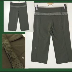 Lululemon Sz 6 Clam Digger II Yoga  Capri Pants